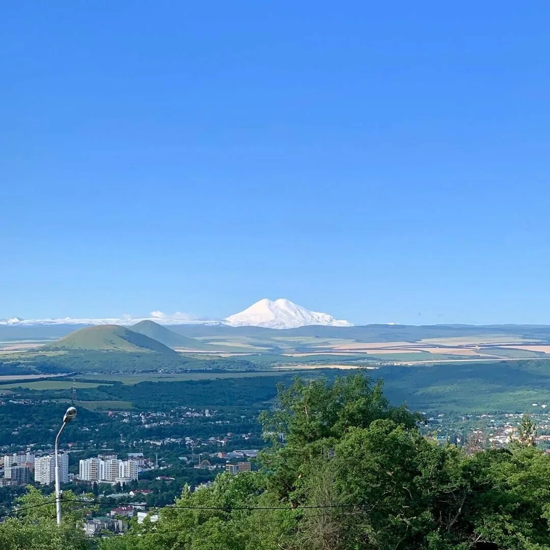 Ставропольский край кавказские минеральные воды. Лакколиты гора Бештау. Гора Машук в Пятигорске. Гора Джуца Пятигорск. Пятигорск гора Бештау Машук Эльбрус.