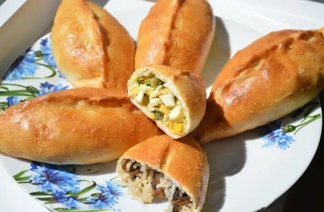 Пирожки с яйцом и зеленым луком. Пирожки с рисом и яйцом. Пирожки с луком и яйцом жареные. Пирожки с яйцом и луком. Пирожки с яйцом и луком.