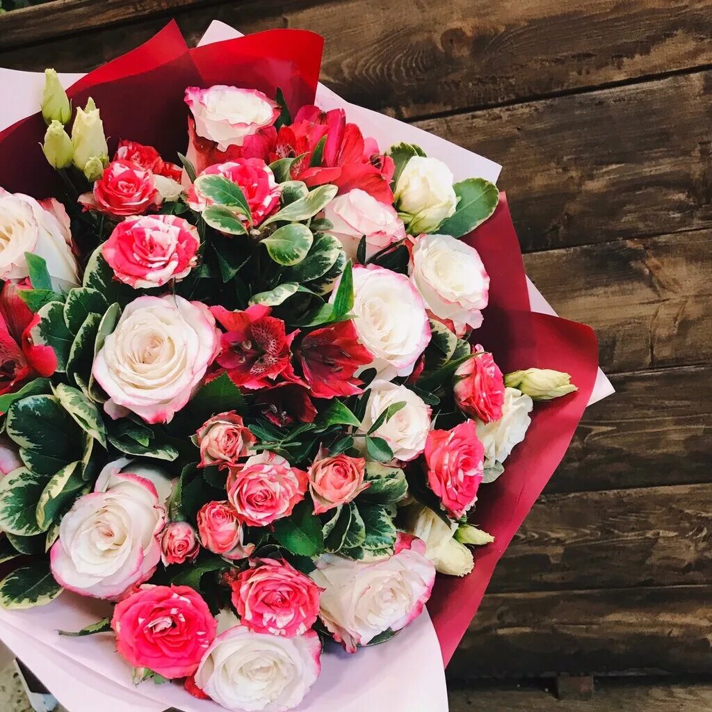 Розы в цветочном магазине. Корзина из кустовых роз. Огромный букет цветов. Букет роз магазин. Букет роз магазин.