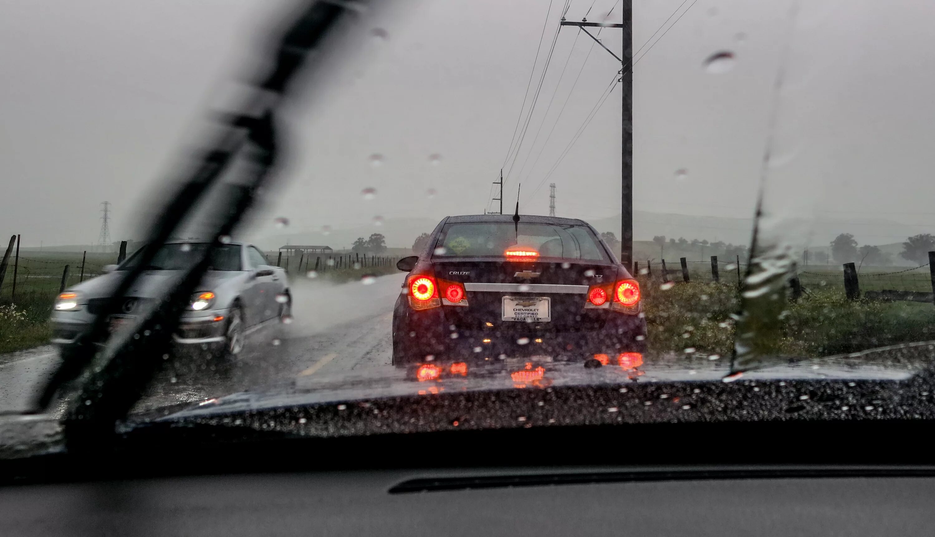 Дорога дождь машина. Ливень на трассе. Авто в дождь. Машина едет в дождь. Driver rain