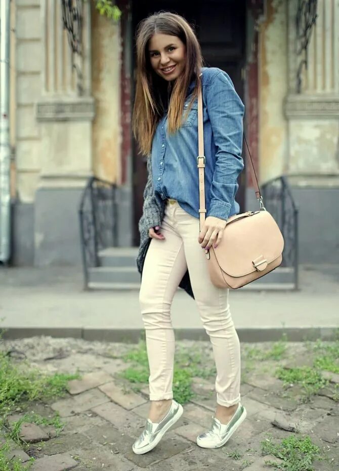 Что можно одеть в 2. Бежевый с джинсами. Бежевые джинсы лук. Стильный образ для подростка девушки. Повседневный стиль подростка девушки.