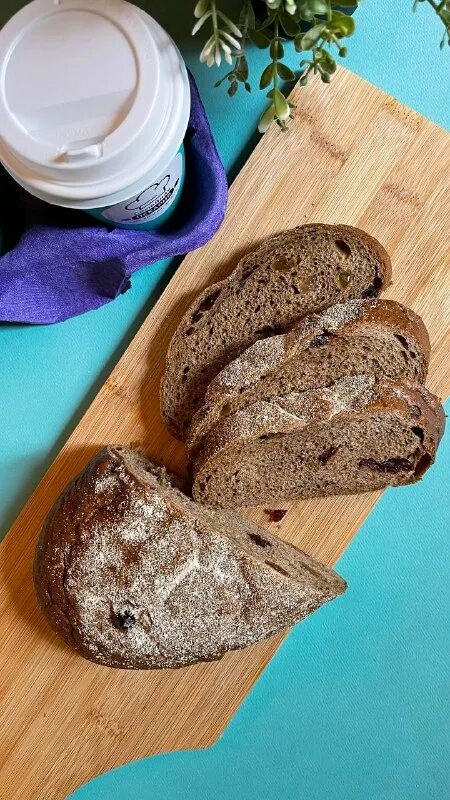 хлеб с черносливом купить. ржаной хлеб с сухофруктами и орехами. ржаной хлеб с курагой и черносливом. буше хлеб питерский. ржаной хлеб с черносливом.