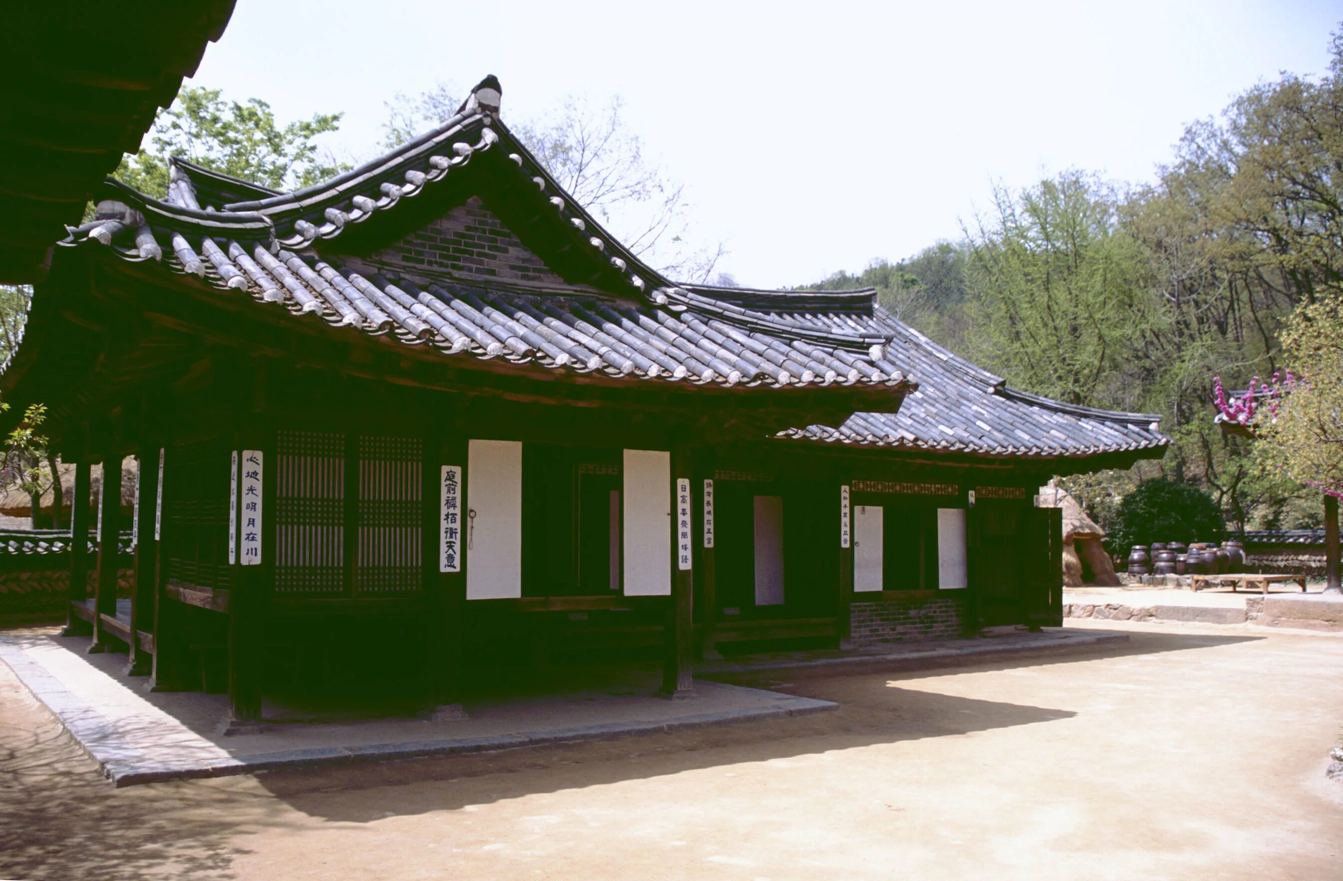 Корея дома отзывы. Древнекитайская фанза. Ханок корейский дом. Жилище в Южной Корее национальное. Фанза жилище.