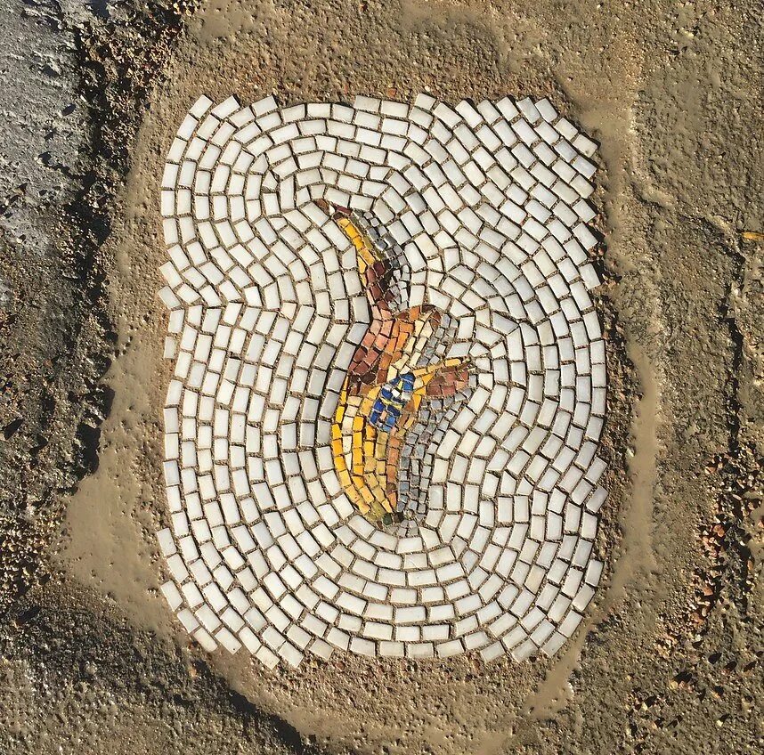 Мозаика помощь. Мозаика банан. Банан из мозаики. Водная мозаика банан. Mosaic Street Art.