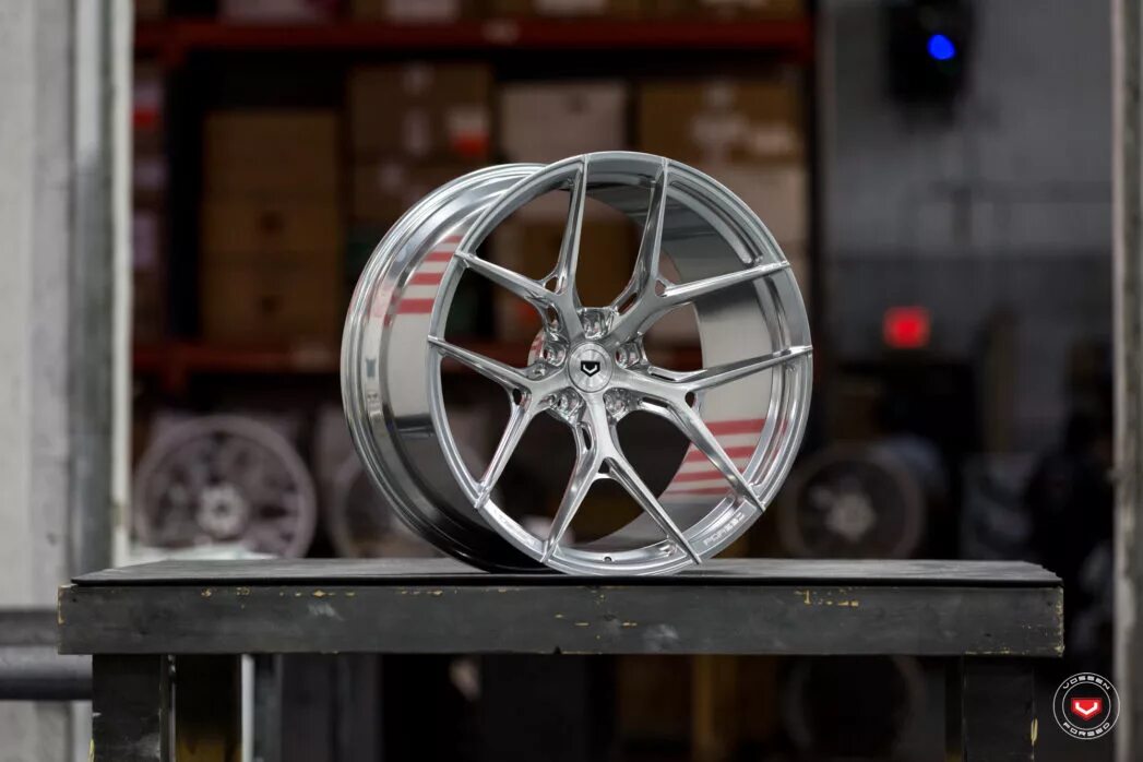 X 21 s. Диски Vossen Sakura. Кованые диски Vossen lc3-11t. Оригинальные Vossen 5*120 с полкой. Vossen с полкой на автомобиле.