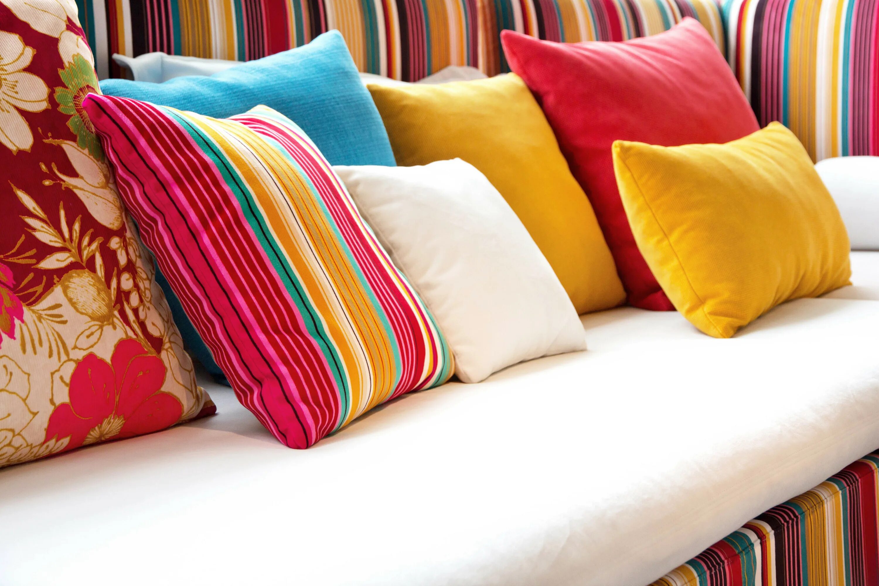 Яркие подушки. Разноцветные подушки. Цветные подушки в интерьере. Диванные подушки. Декоративные подушки в интерьере.