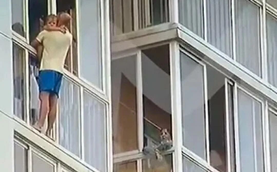 Мальчик на балконе. Ребенок на балконе. Перелезать с балкона в окно. Сестра кинула