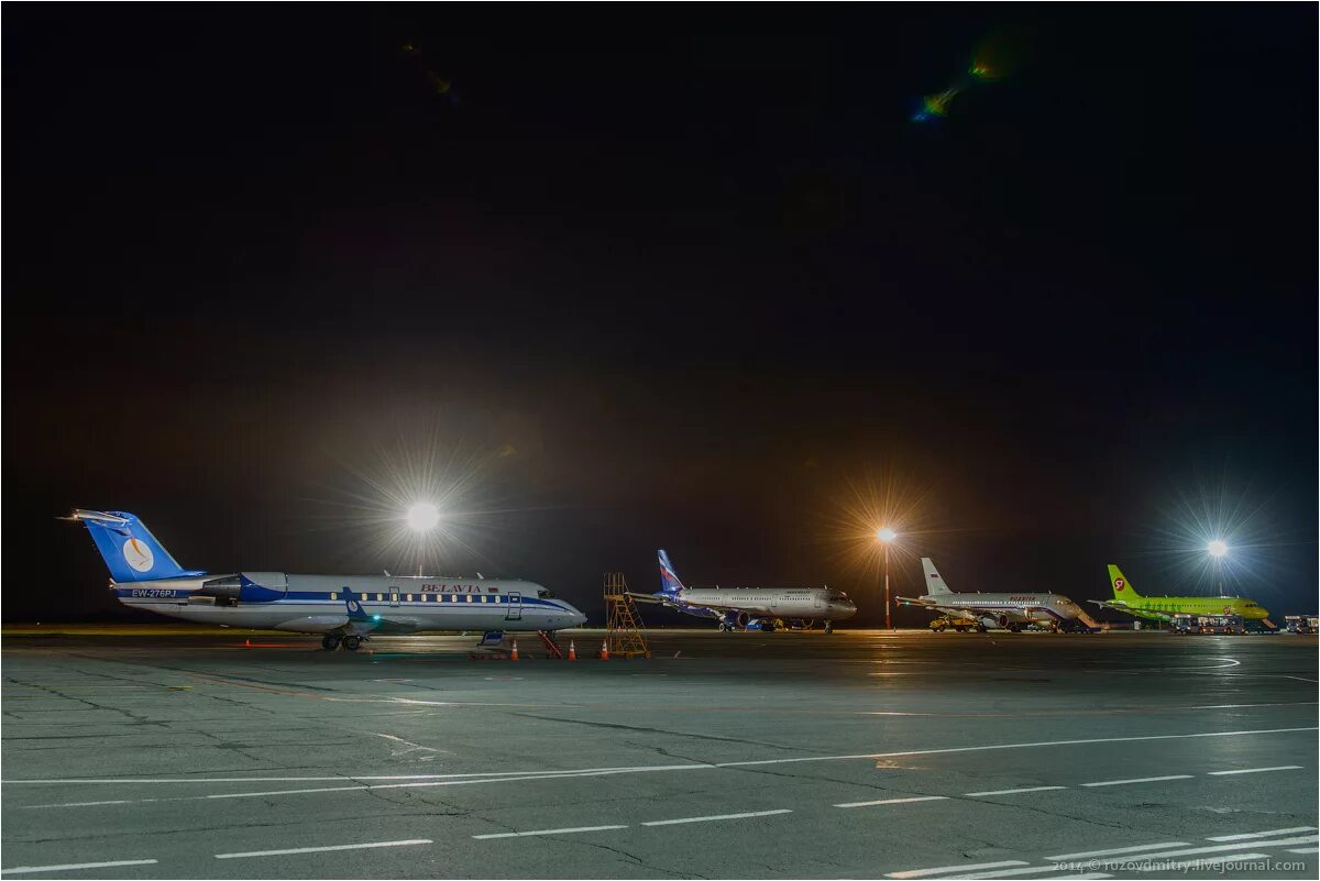 Самара аэропорт ночь. Аэропорт Казань ночью. Аэропорт вечером. Курумоч ночью.