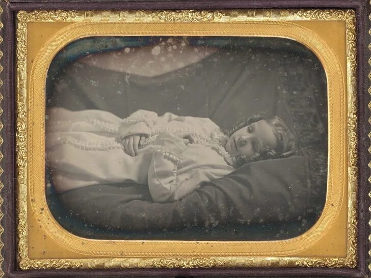 Могила с цветами. Покойник тарелка. Покойник тарелка. Покойник тарелка. Покойник тарелка.