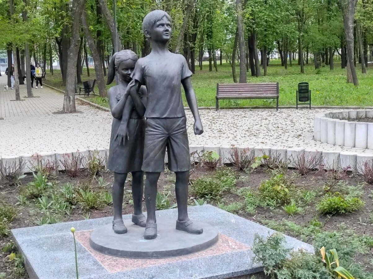 Алей ангел. Памятник аллея ангелов в донецке. памятник детям в донецке. аллея памяти детей донбасса ангелов мемориал. аллея ангелов в донецке памятник детям.