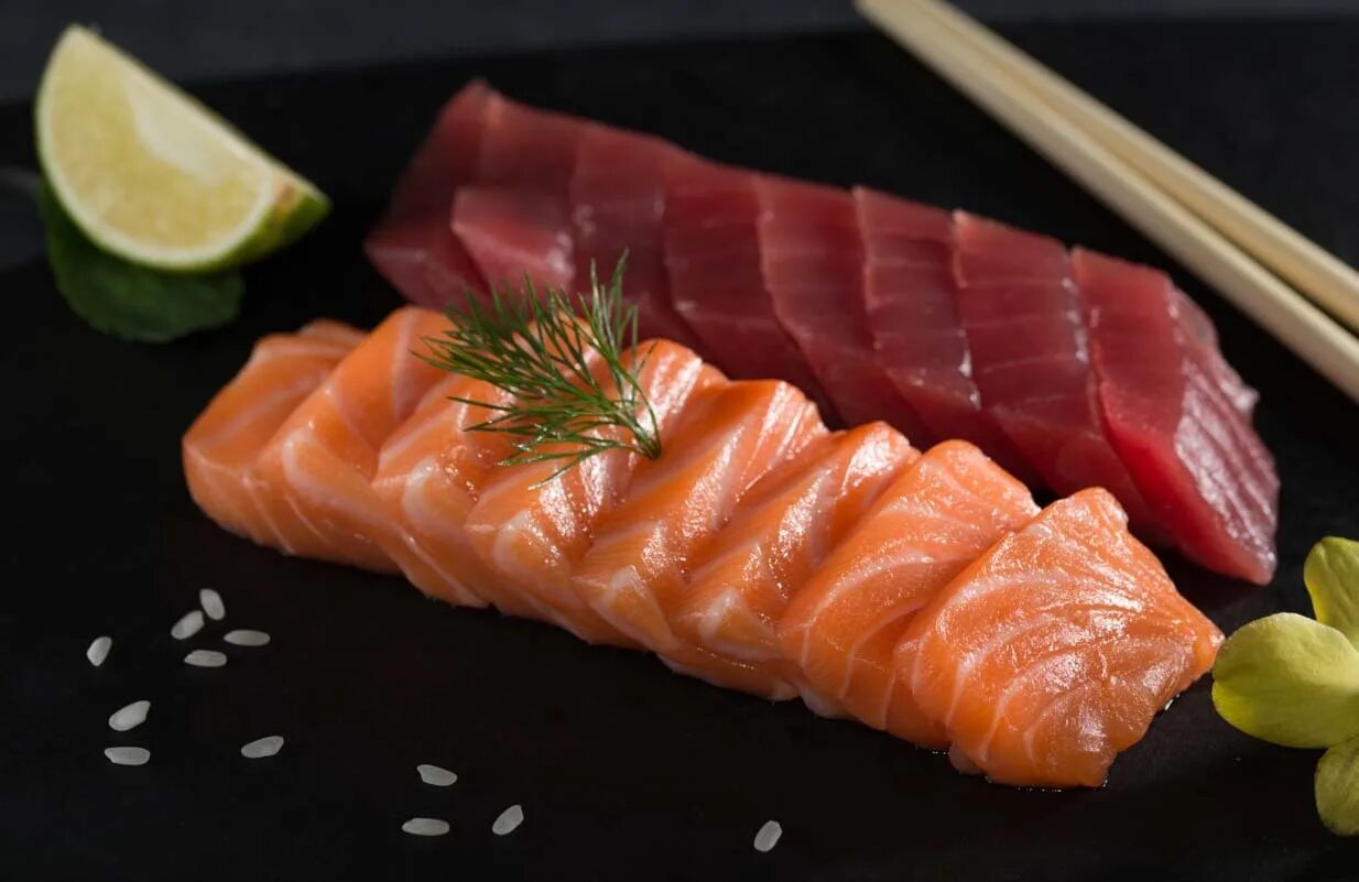 Тунец или лосось. Сашими тунец лосось. сашими и суши лосось. сашими  sashimi. что такое сашими в японской кухне.