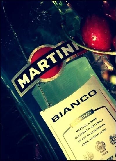 Бутылка мартини в руке. Алкогольный напиток мартини. Ава мартини. Martini ликер.