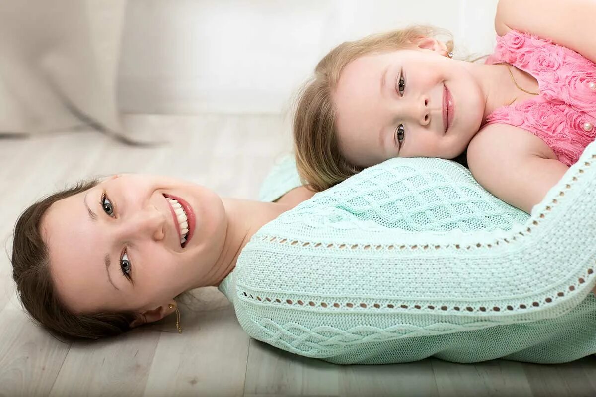 Мама с дочкой лежат на полу. Mother and daughter lying on the Floor,playing with her Soft Toys. Мама лежит дочки