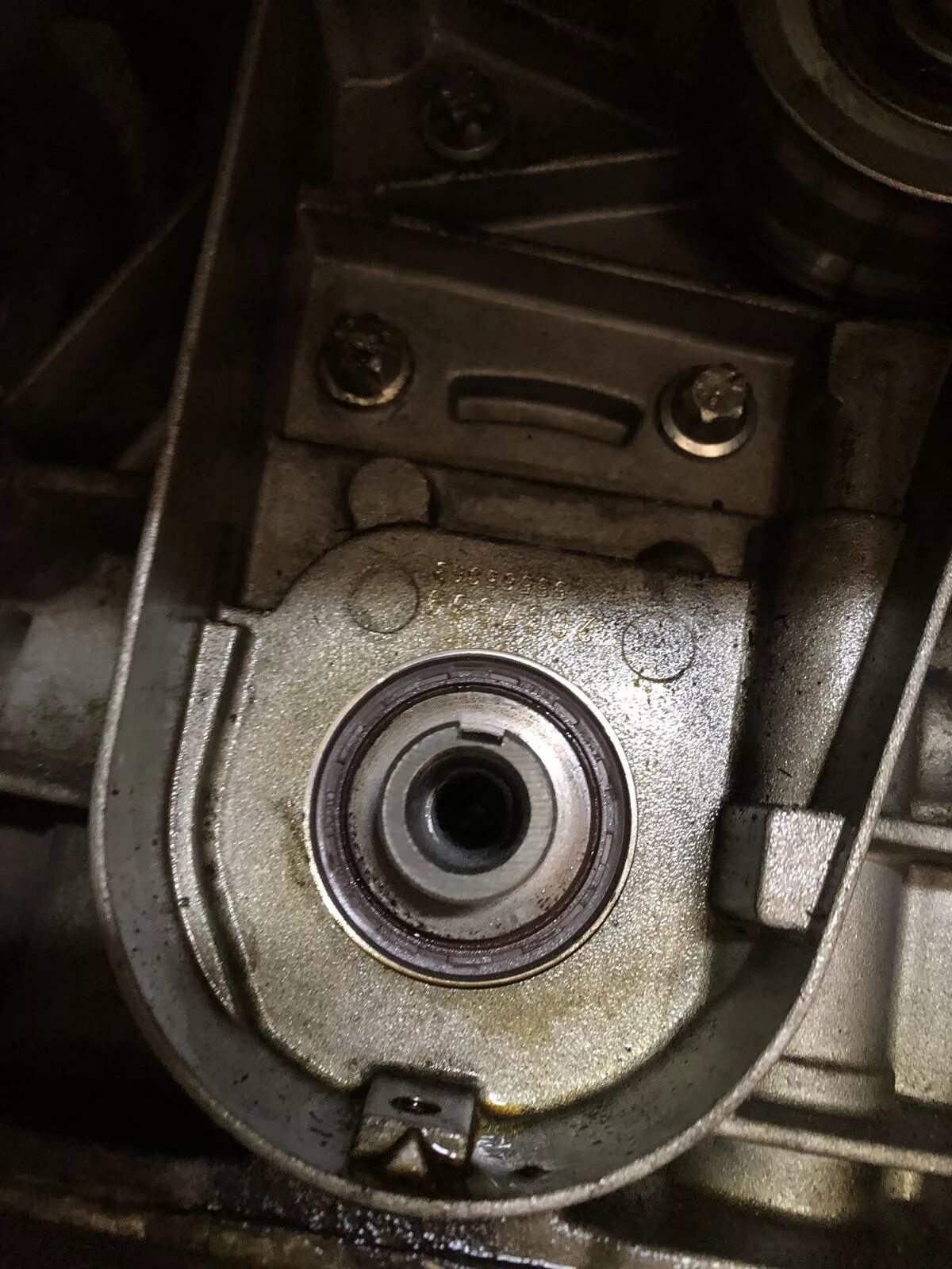 Как поменять сальник коленвала шевроле. Сальник коленвала шевроле круз 1. Ниссан ноут задний сальник коленвала. Замена сальника коленвала круз 1. Как поменять сальник коленвала шевроле.