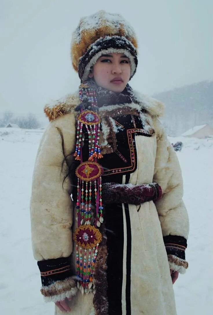 Алтайская национальная одежда алтай борук. Эвенки орочоны. Шорцы алтайцы телеуты казахи. Национальная одежда южных алтайцев. Одежда алтайцев.