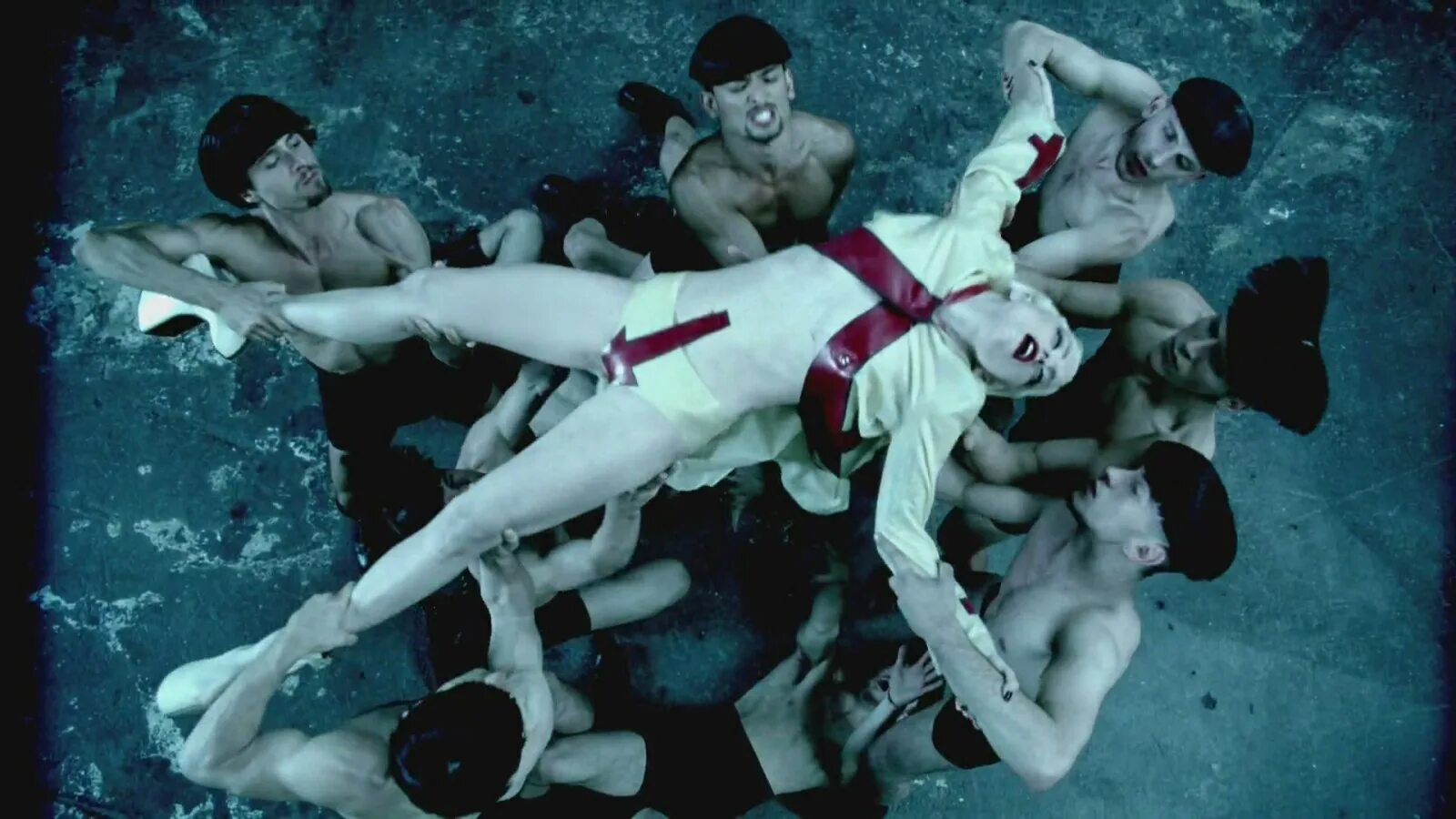 Сиськи Lady Gaga в толпе