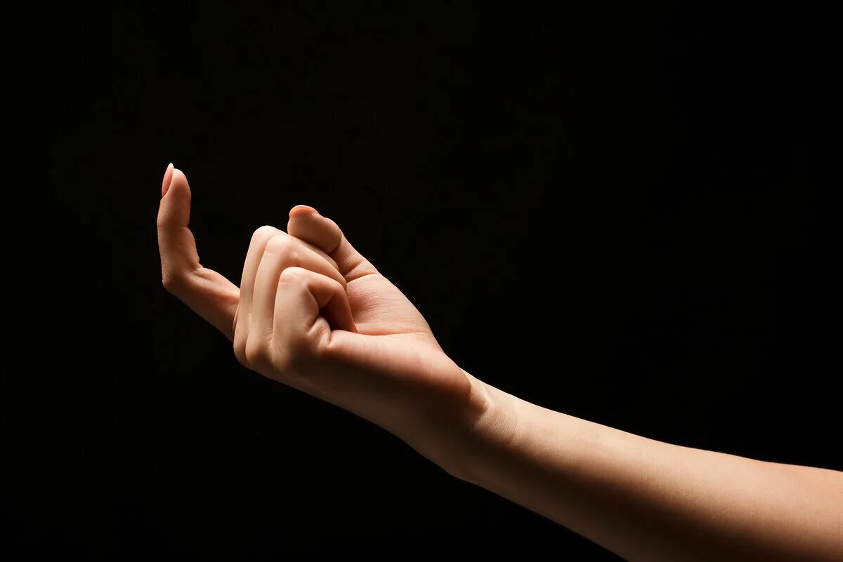 Женщина пальцем мужчину видео. Манящий жест указательным пальцем. Рука подзывает к себе. Зовущий жест. Женская рука.