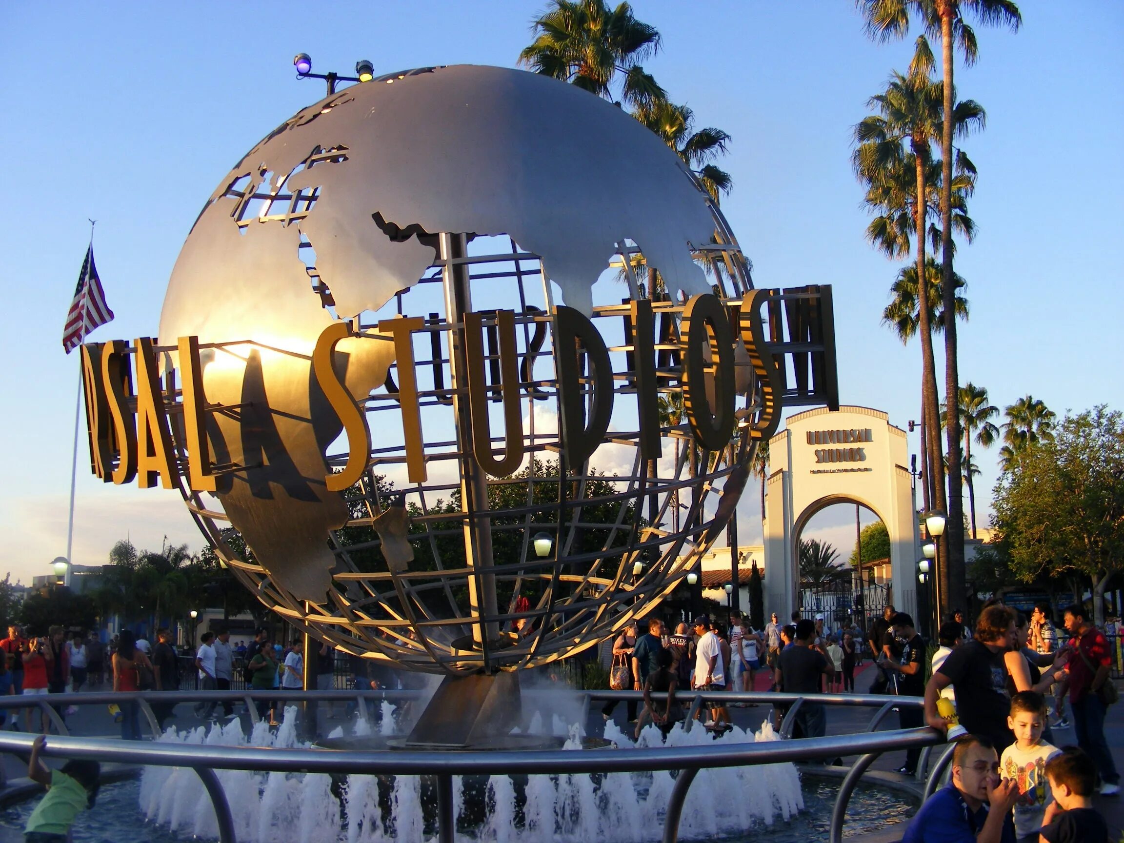 Universal studios. Студия юниверсал лос-анджелес. парк студии юниверсал лос-анджелес. парк аттракционов universal studios лос анджелес. парк в сша юниверсал студио.