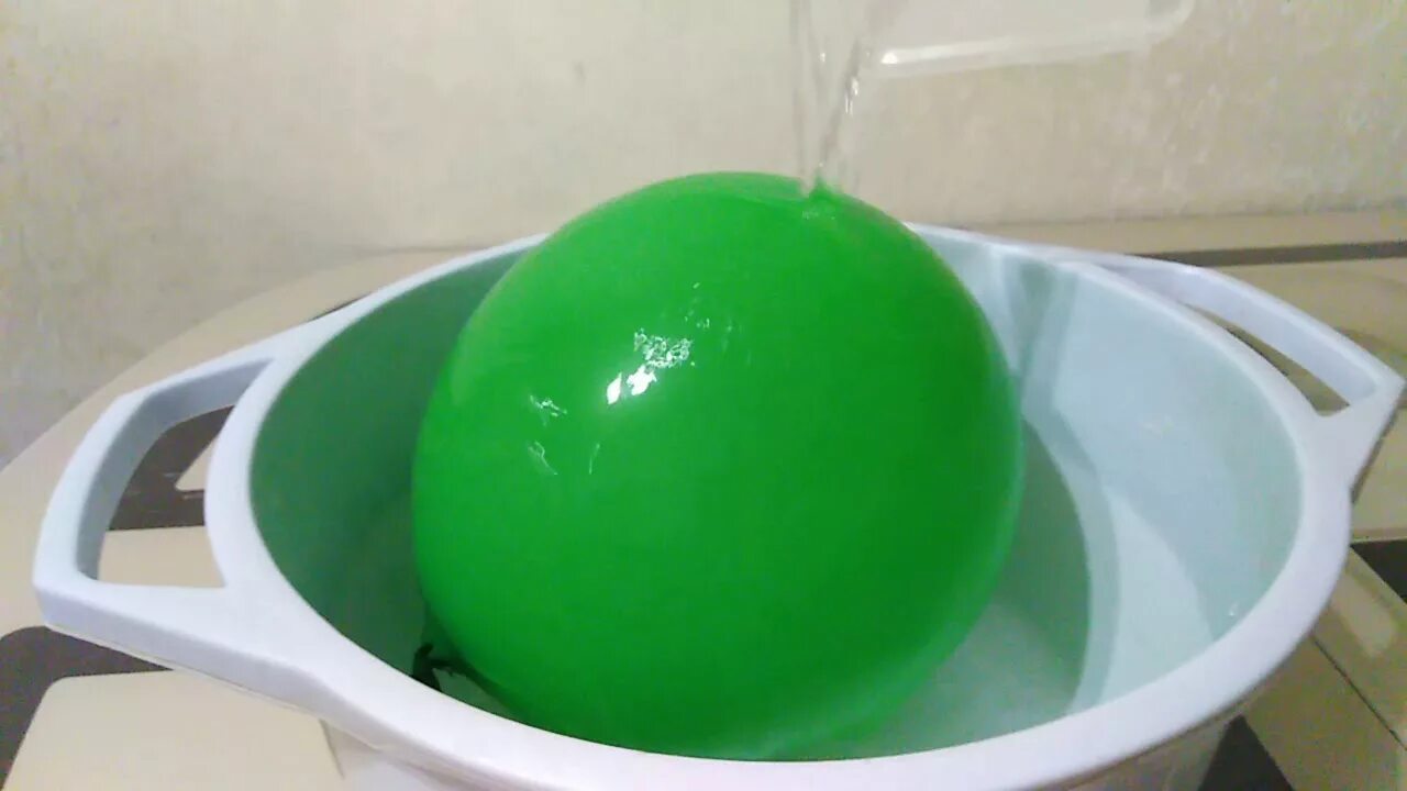 Надуйте воздушные шарики крепко его завяжите. Надуйте воздушный шарик и крепко его завяжите положите в любую. Опыты с надувными шариками. Опыт с шариком по физике горячая и холодная вода. Надуйте воздушные шарики крепко его завяжите.