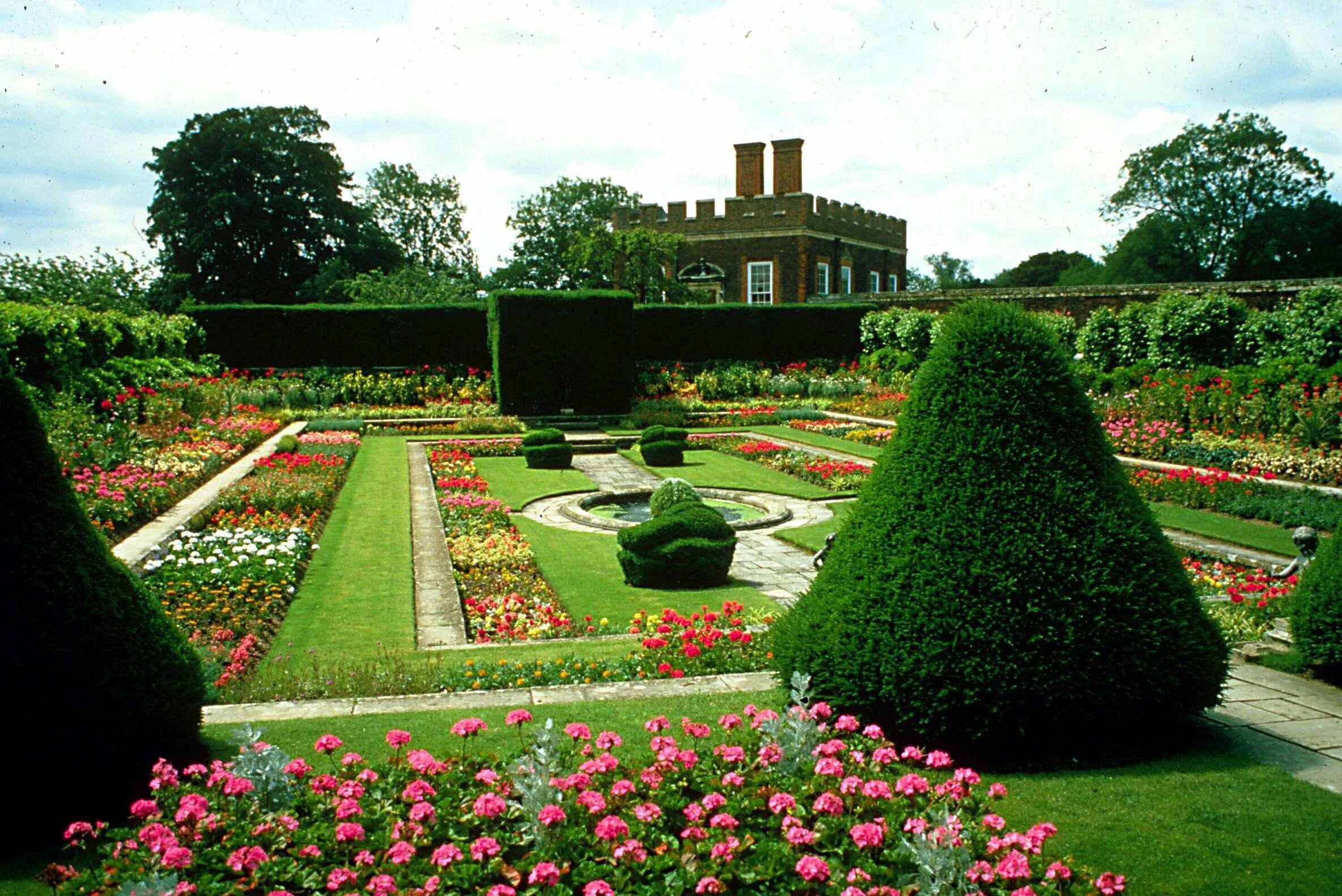 Сады дворца Хэмптон корт в Англии. Сад дворца Хэмптон-корт. Хэмптон корт парки. Садово-Парковое искусство Англии. Парк Хэмптон-корт.