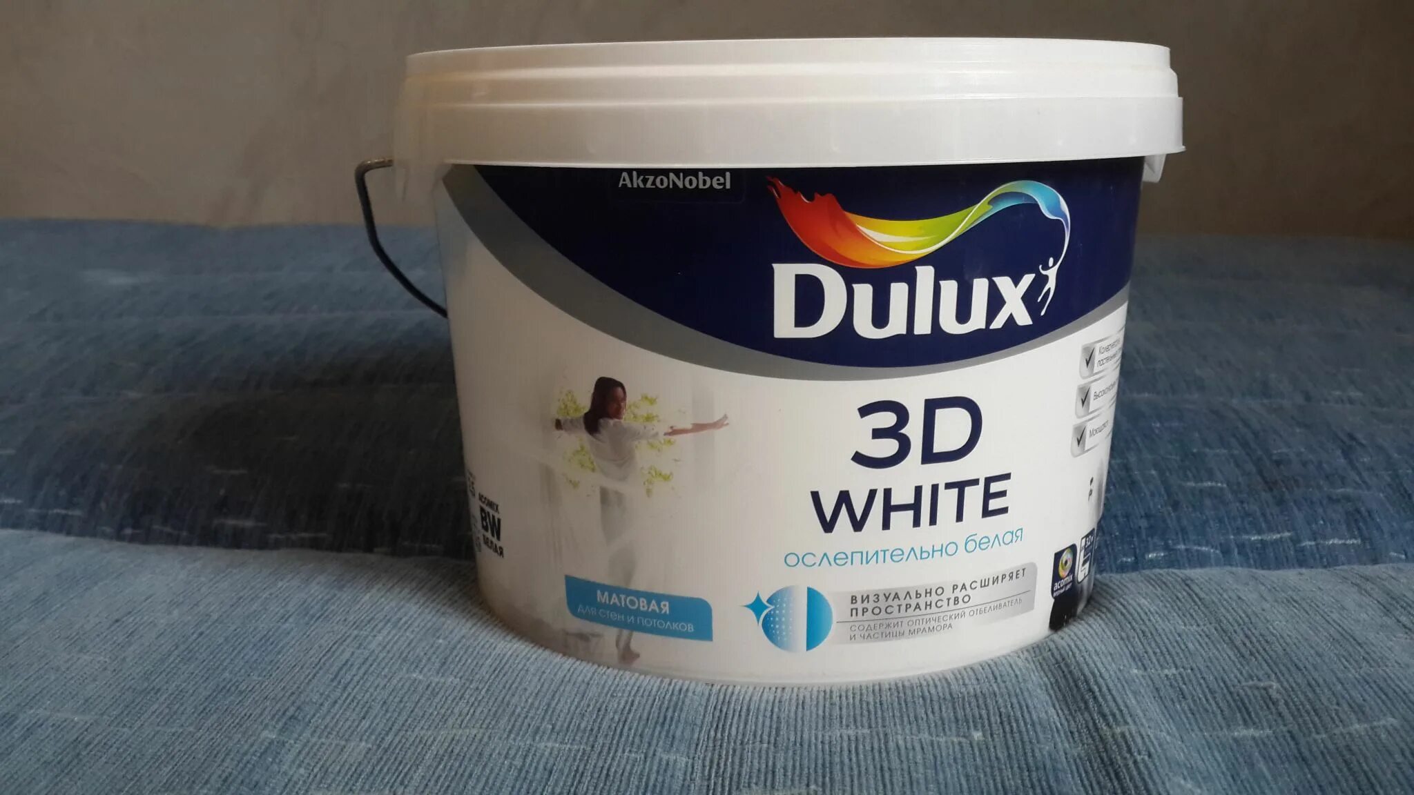 Какая фирма краска. Dulux 3d White краска для стен и потолков. Краска для стен и потолков Dulux 3d White матовая 9л. Dulux 3d White 5 л. Делюкс 3д Вайт краска.