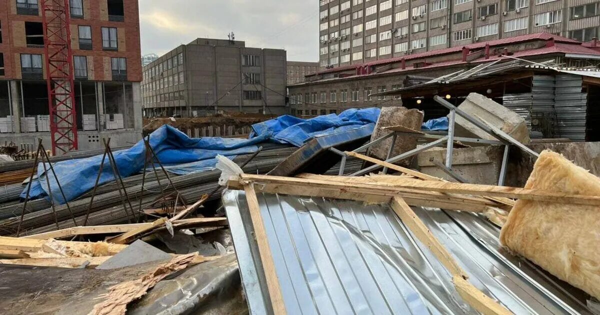 Упал дом в китае 2009. Москва упал дом. Дом упал. Шанхай 2009 упал дом. Пятиэтажки в москве.