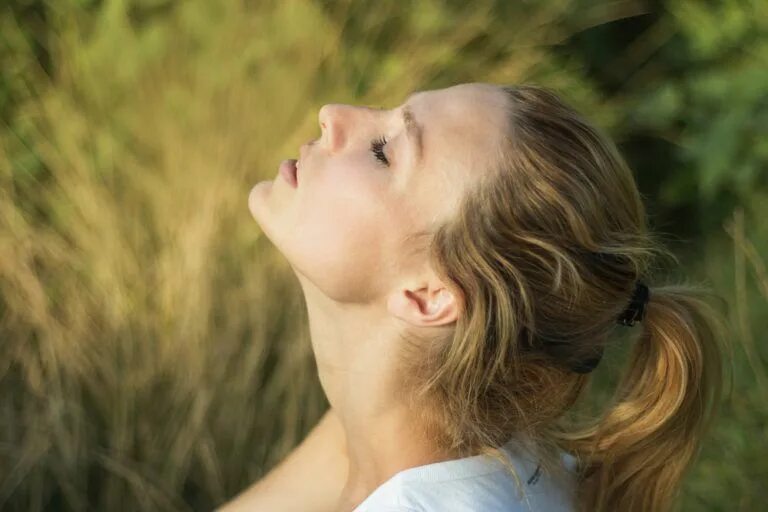 Head hers. Head hers. Head hers. Женская голова в профиль. Хронический стресс.