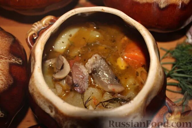 сердечки в горшочках в духовке с картошкой. куриные сердечки с овощами в горшочке. жаркое с куриными потрошками. сердечки в горшочках в духовке с картошкой. куриные сердечки в горшочках с картошкой пошаговый рецепт.