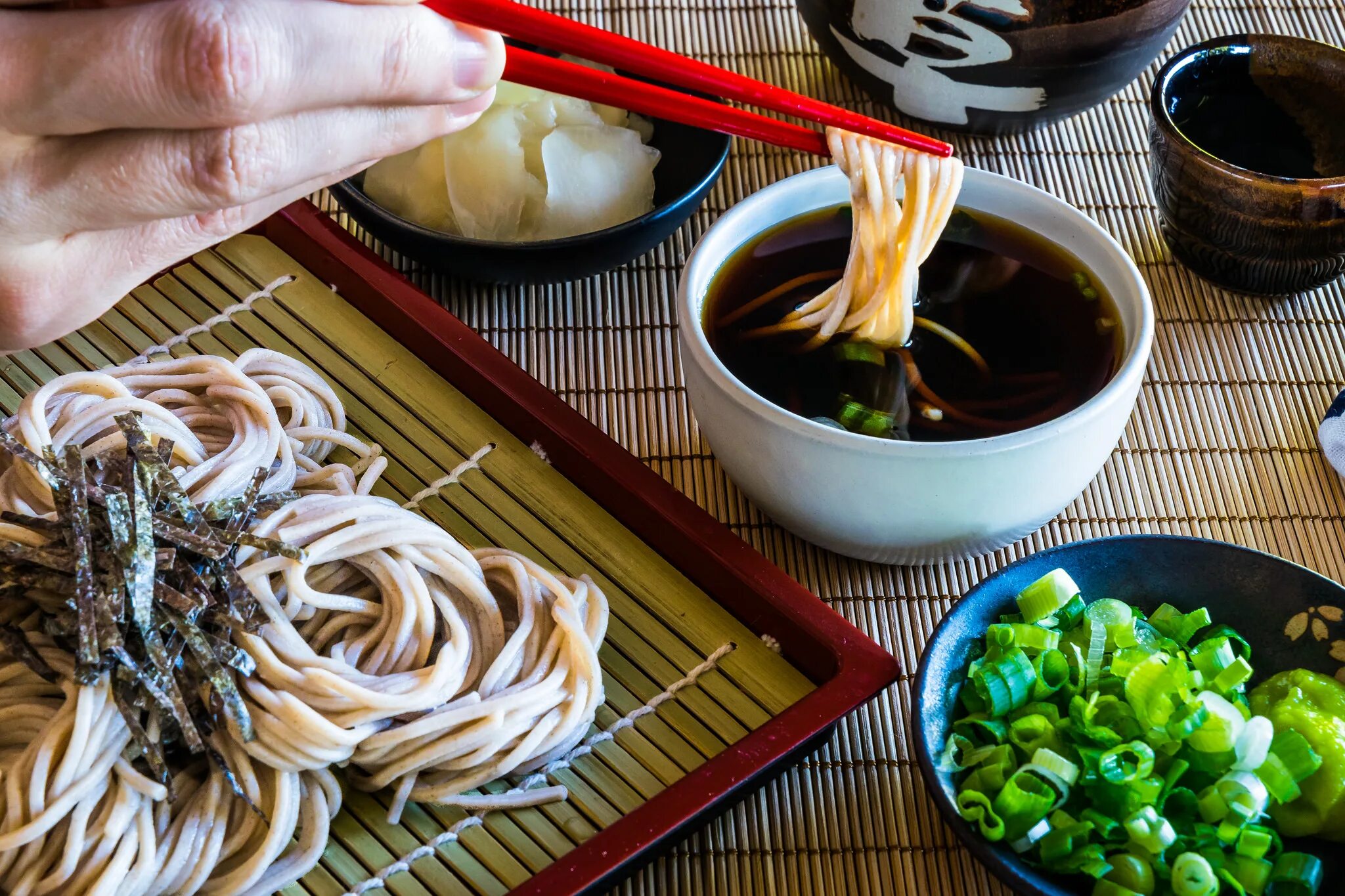 Udon noodle bar. Соба удон. Удон рамен. Удон ямакаки. Соба рамен или удон.