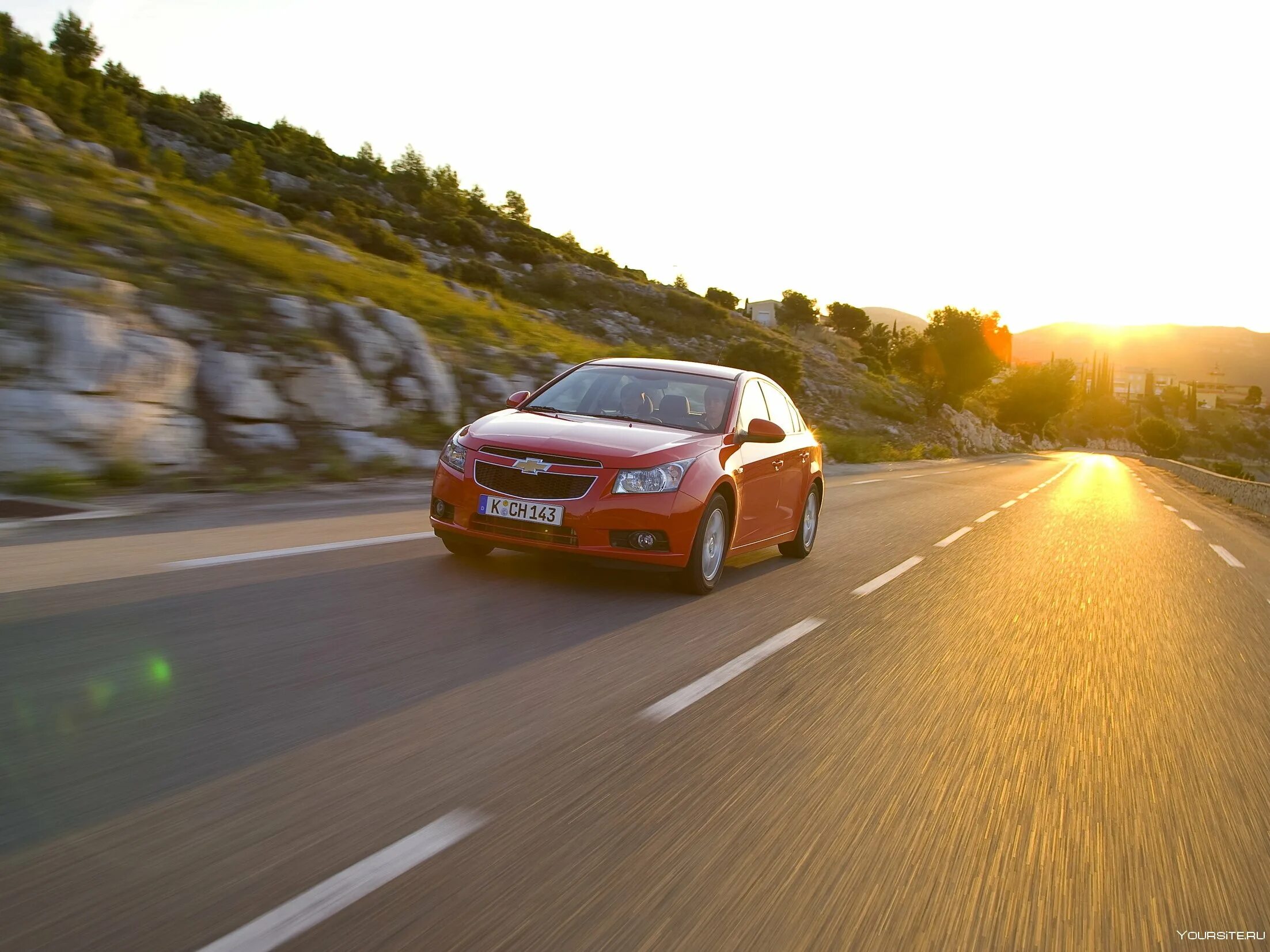 Видео машинка едет. Chevrolet Cruze на дороге. Машина на дороге. Машина едет по дороге. По дорогам идут машины.