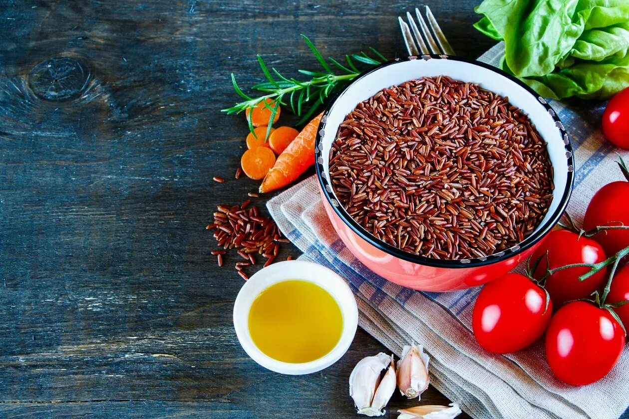 Red rice. Красный рис. Бурый и красный рис. Красный дрожжевой рис. Бутан красный рис.