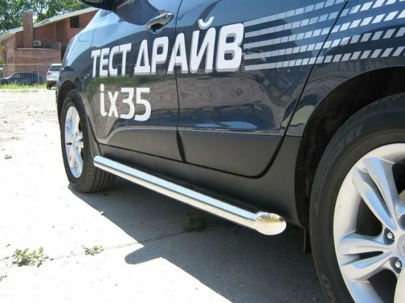 Защита порогов труба. Пороги Hyundai ix35. Пороги на Хендай ix35. Пороги труба d76 с накладками вариант 1 для Hyundai ix35, РУССТАЛЬ Hit-0001771. Пороги подножки для Hyundai ix35.