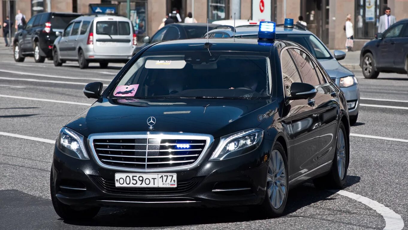 Mercedes w222 ФСО. 221 Мерседес АМР. Мерседес s900 с мигалками. Мерседес 221 ФСО. Номера правительства россии