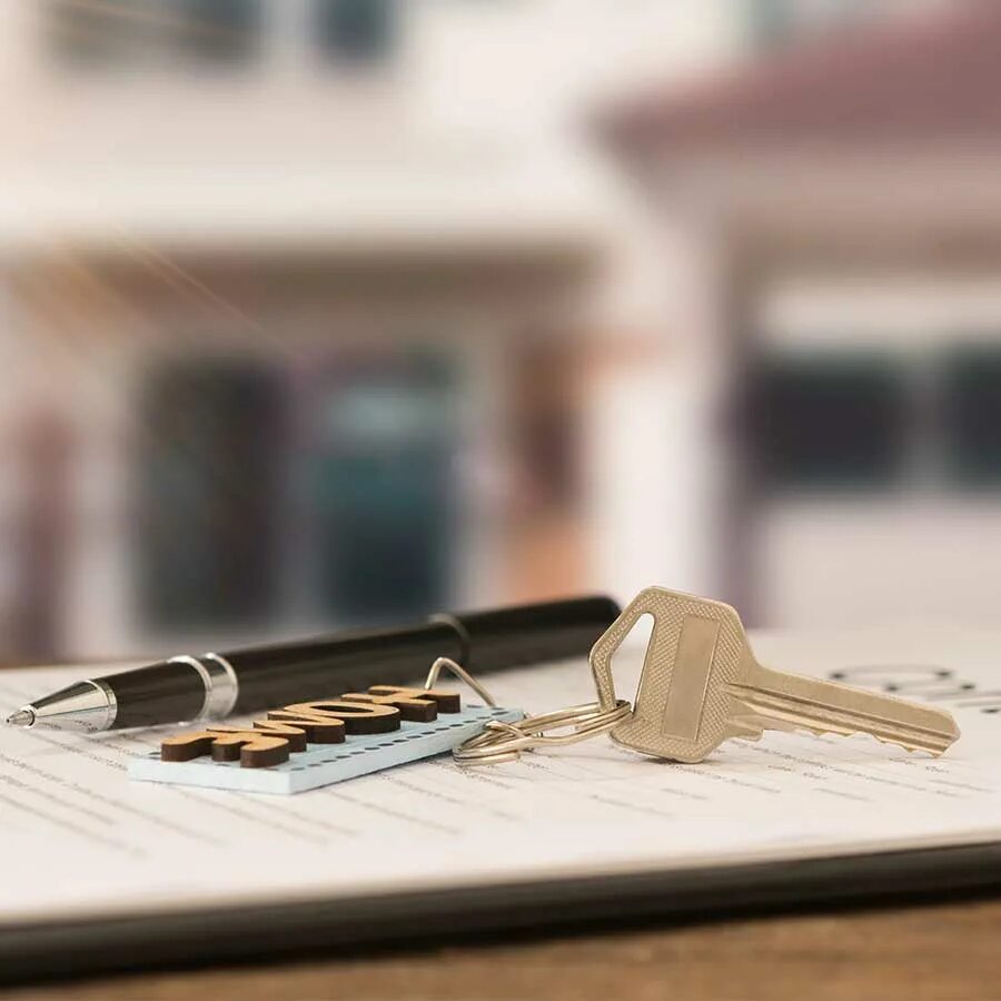 Покупка жилья у родственников. Ключи от квартиры. НДС Shutterstock. Keys on the Table.