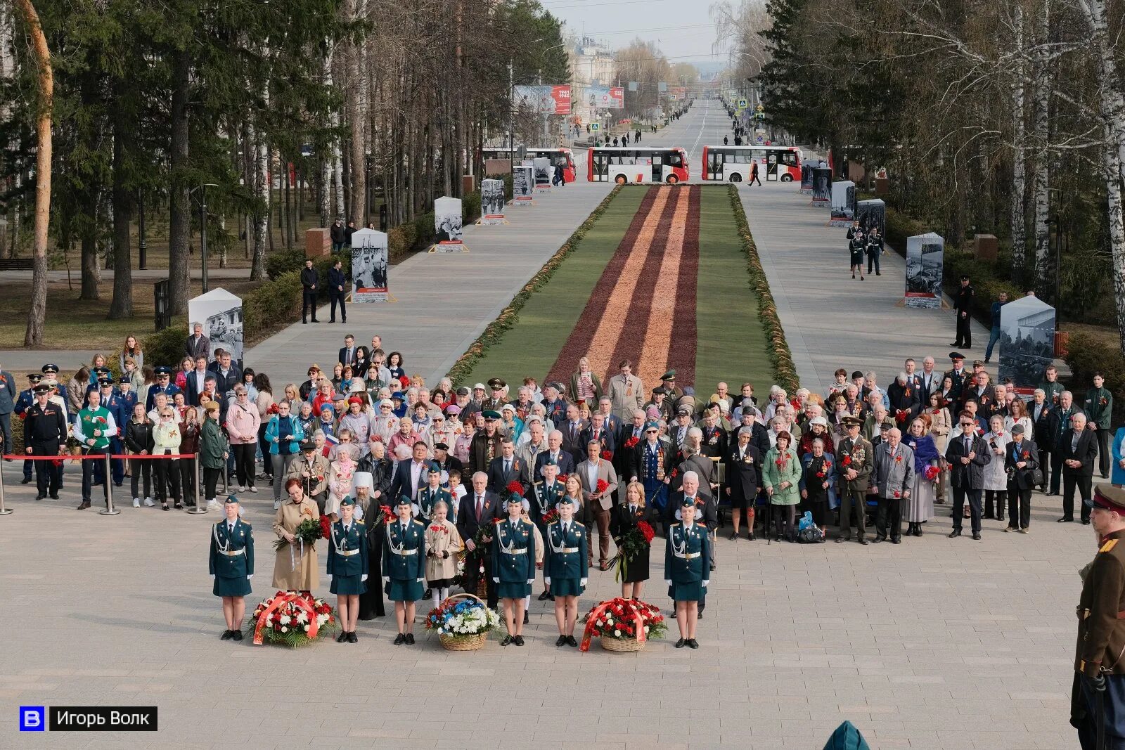 Вести томск новости томска. Возложение цветов к Вечному огню. Лагерный сад Томск. Цветы у вечного огня. Вечный огонь.