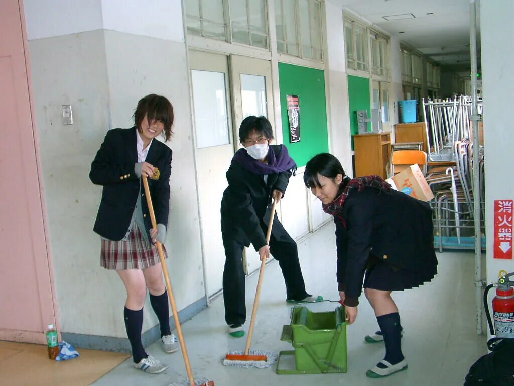 Сколько уборщиц в школе. Японские школьники убираются в классе. Япония школьники. Япония уборка в школе. Японские дети убираются в школе.