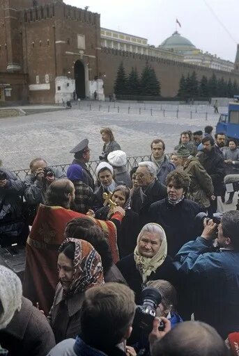 Пасха в 1991 году какого. Пасха 1991. Пасха в 1991г. Пасха в 1991 году. Пасха в Кремле.