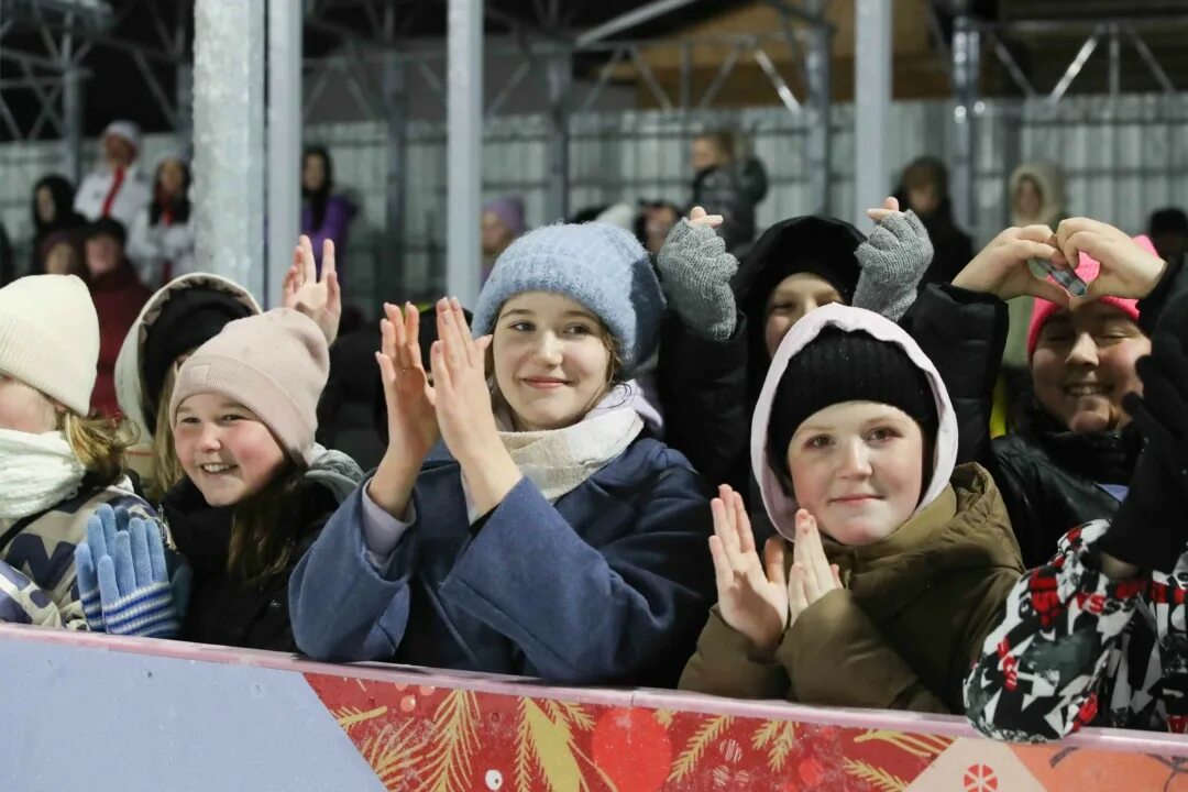 Каток люберцы парк. Наташинский парк каток. Каток на Наташинских прудах. Каток в Люберецком парке. Сеансы на катке на Наташинских прудах.