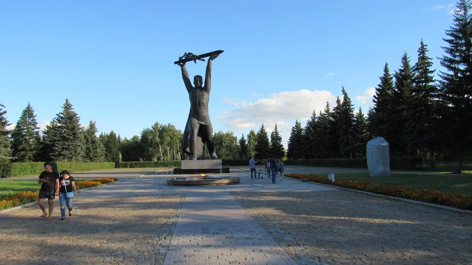 Парк победы омск. Парк им 30 летия победы омск. Вечный огонь омск парк победы. Вечный огонь в омске в парке победы. Парк победы омск.