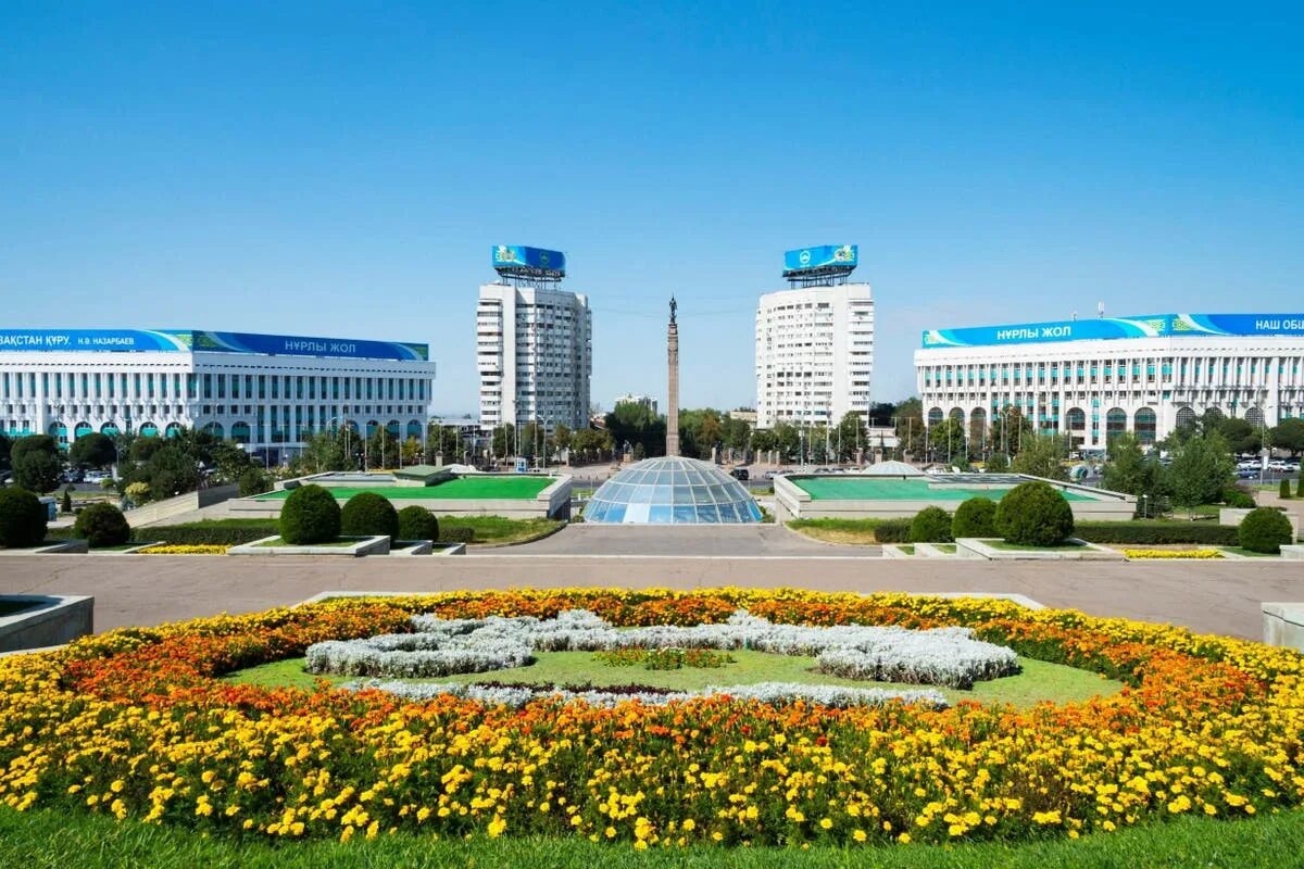 Нурсултан город площадь. Алматы площадь города. Центральная площадь алматы. Площадь исатая и махамбета атырау. Нурсултан столица казахстана.