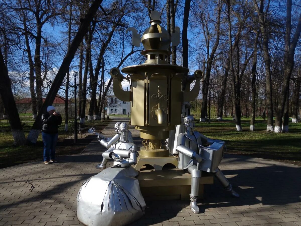 Самовар суксун. Памятник самовару в Суксуне. Суксунский музей самоваров. Суксунский самовар памятник. Музей самоваров коллекция в Суксуне.