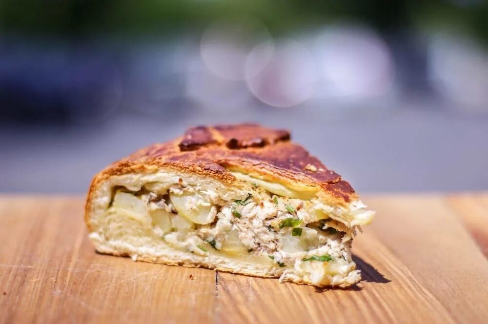 Как называется пирог с курицей. Заливной пирог кулебяка. куриный пирог. пирог с курицей и картофелем. кулебяка из слоеного теста.