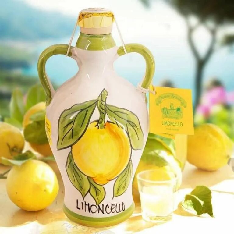 Лимончелло лимонный. Лимонный ликер Лимончелло. Лимончелло Сицилия. Лимончелло итальянские ликёры. Итальянский лимонный ликер Лимончелло.