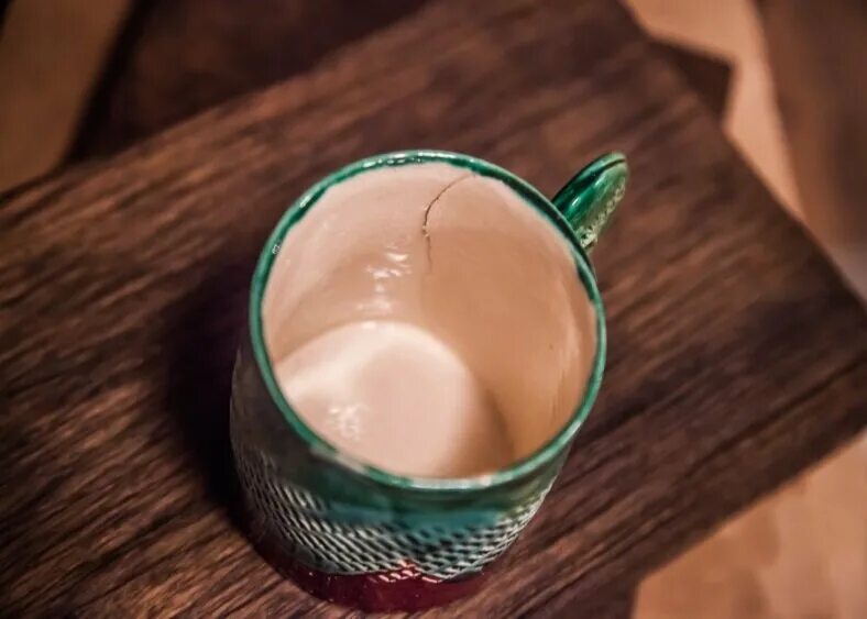 Посуда со сколами. Старая посуда. Посуда со сколами. Скол на керамической кружке. Старая посуда.