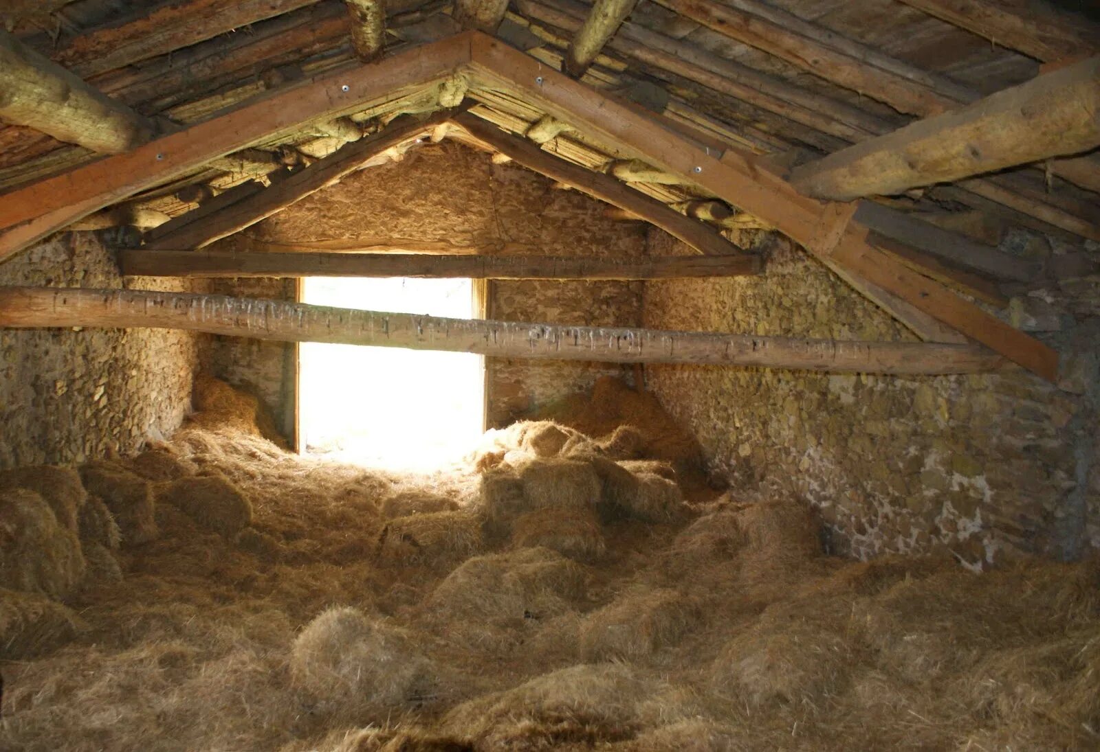 Сарай для снопов. Сарай в музее хохловка гумно. Навес для хранения сена. Овин гумно рига. Овин гумно рига.