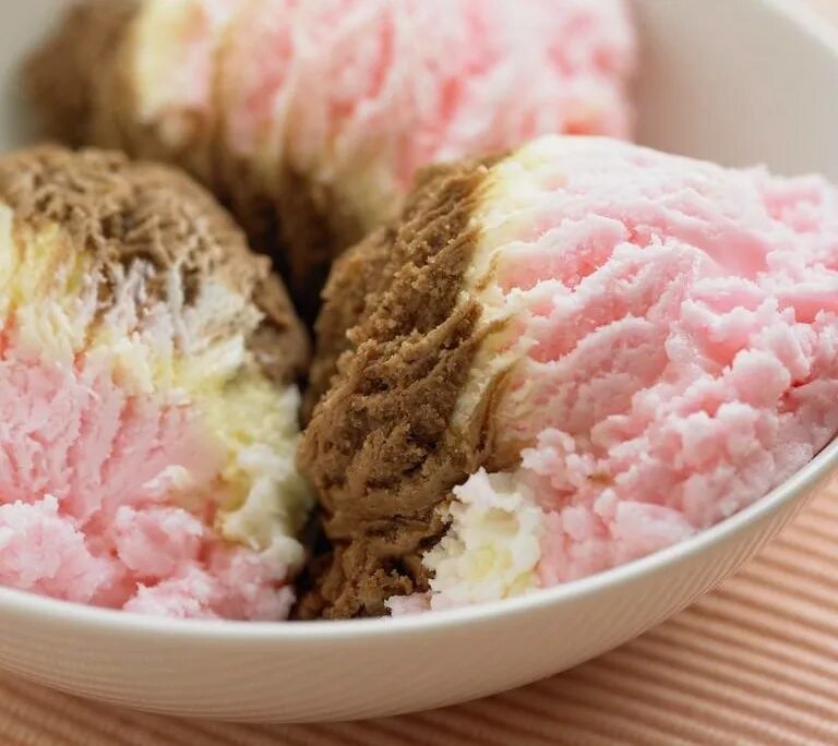 Neapolitan ice cream. Пломбир трио. Мороженое трехцветное пломбир. Трехцветное мороженое дедушка. Мороженое 48 копеек три вкуса.
