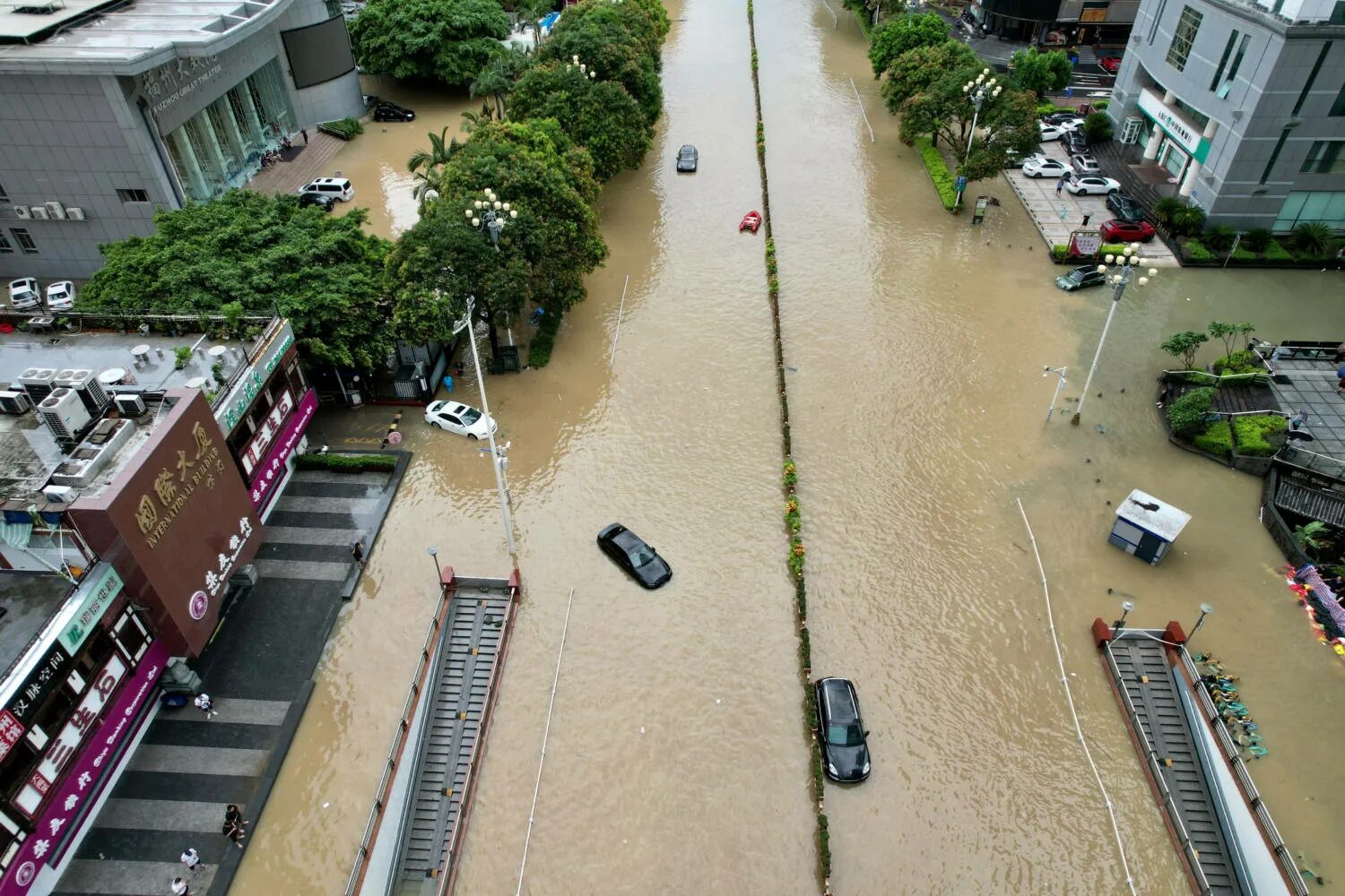 Какое наводнение в китае. Тайфун в Китае 2023. Наводнение в Китае 2023. Наводнение в Пекине 2023. Тайфун Доксури Китай.