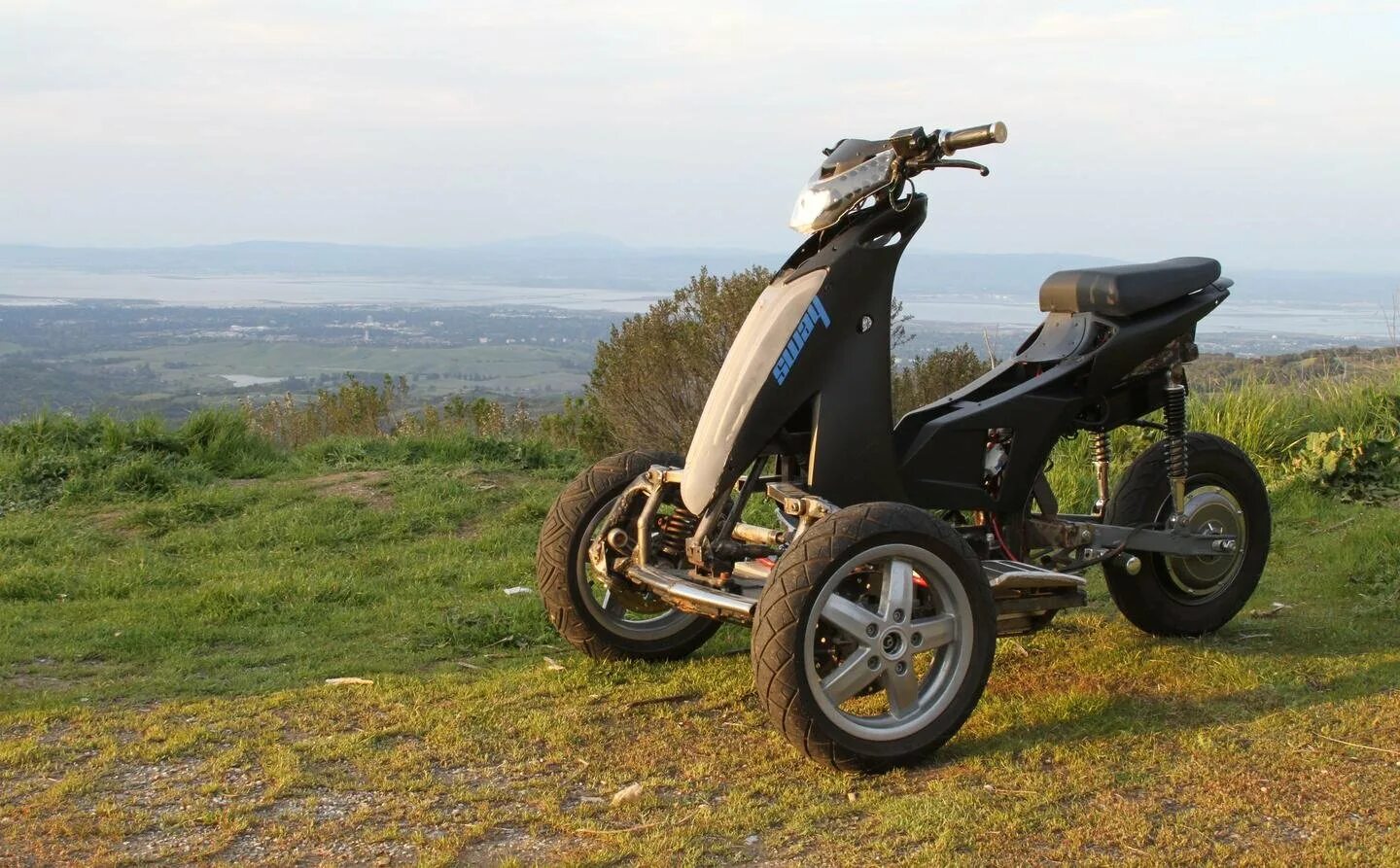 Давай мопед. Sway скутер. sway tilting electric trike. мопед на больших колесах. мокик с большими колесами.