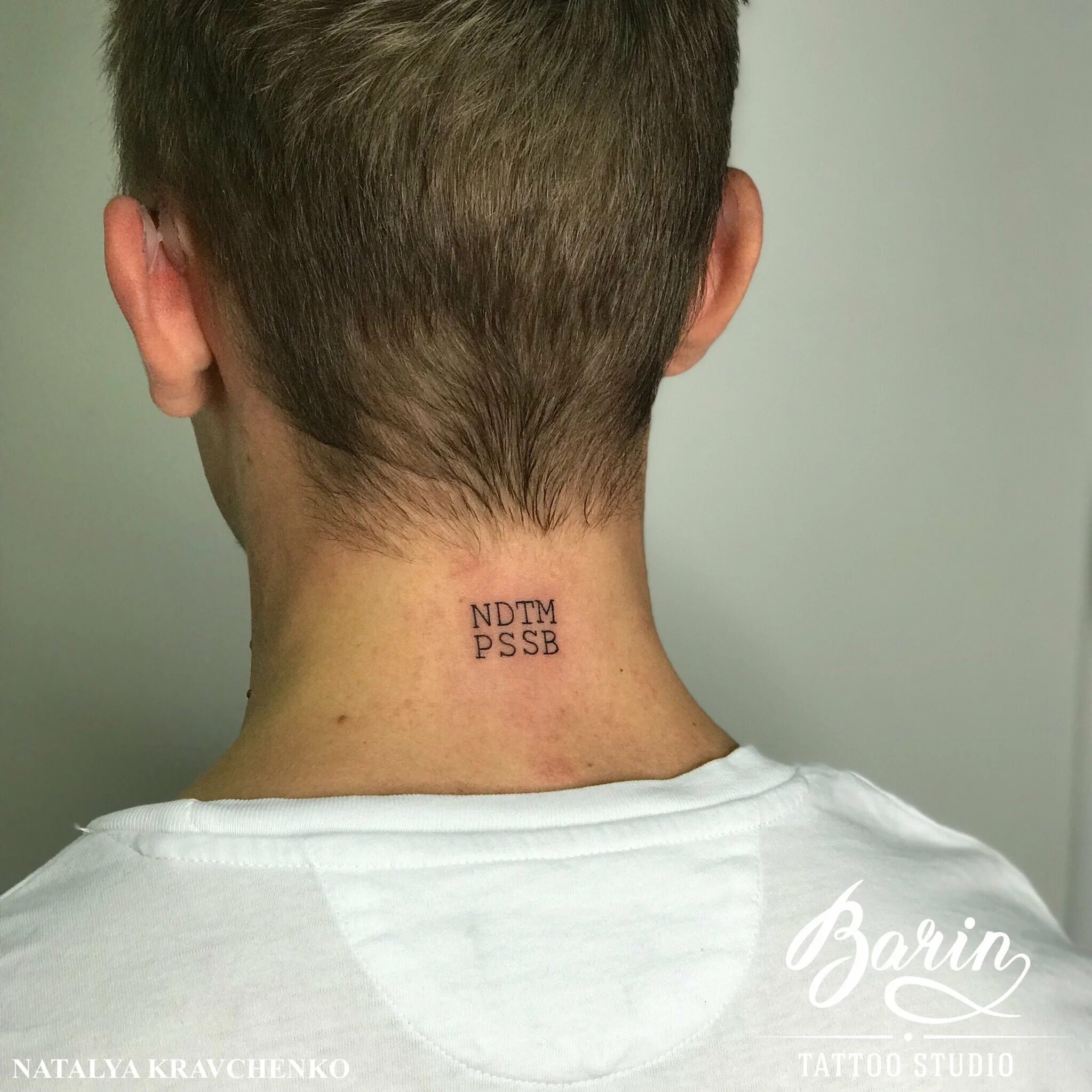 надписи на шее мужские. тату на шее для девушек надписи. татухи на шею мужские. татуировки на шее для мужчин. тату на шее надпись.