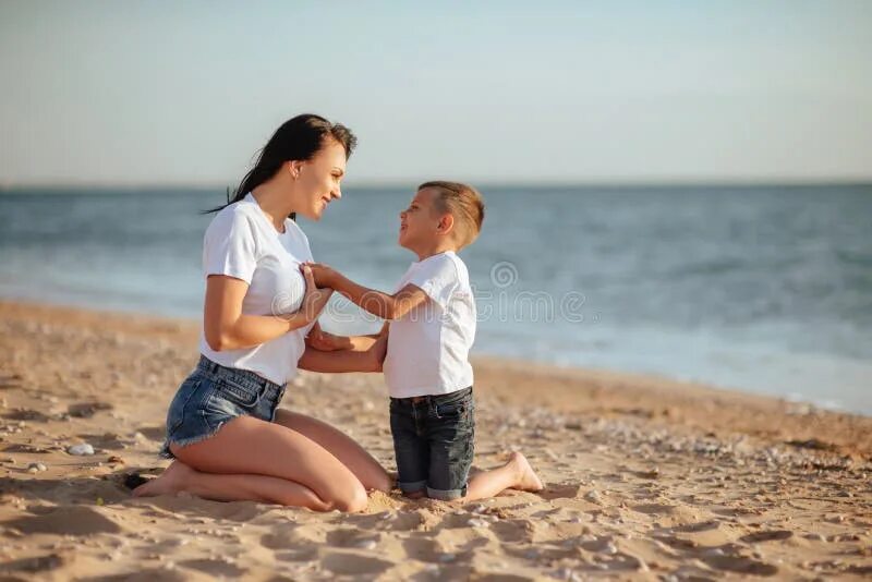 Сын на пляже рассказ. Женщина с сыном на море. молодые мамы на море.